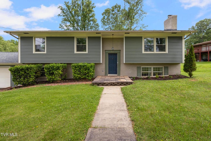 1st photo of 405 Castaway Drive