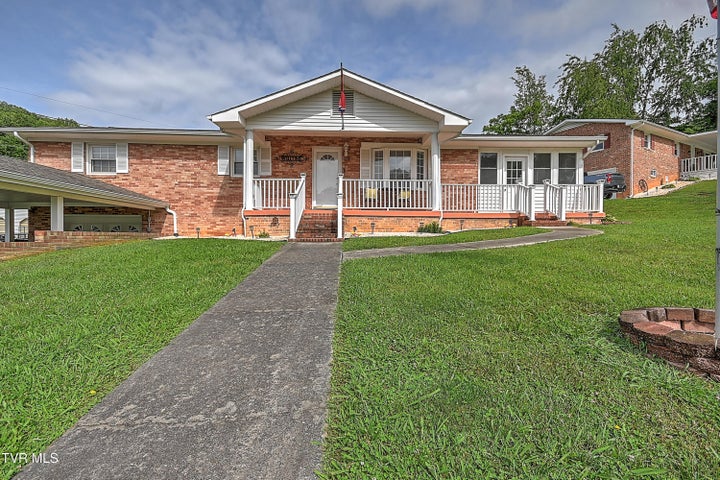 1st photo of 205 Live Oak Drive