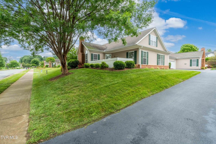 1st photo of 223 Avonlea Place