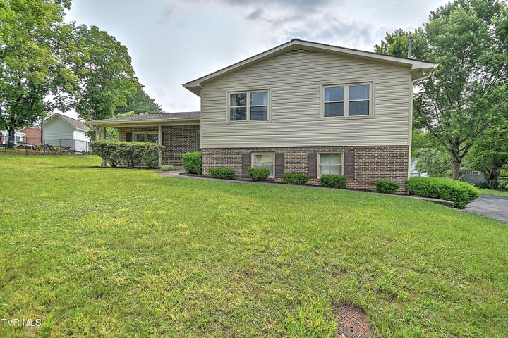 1st photo of 1712 Lakeview Dr