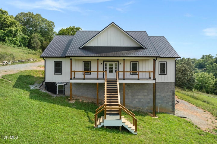 1st photo of 376 Wilcox Circle