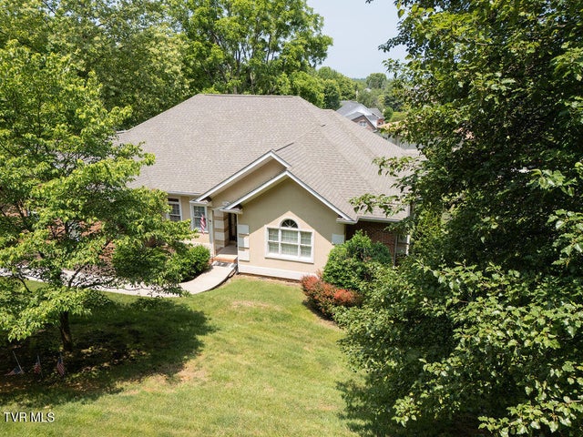1st photo of 204 Shadowood Drive