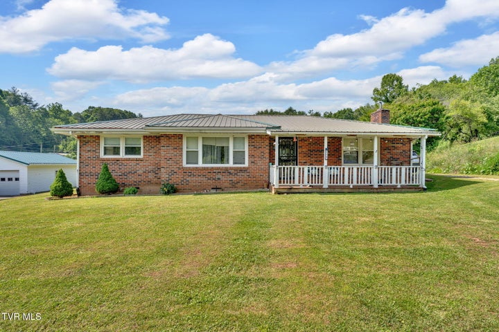 1st photo of 125 Dogwood Lane