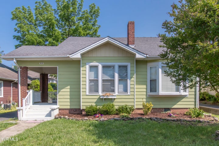 1st photo of 915 Lawrence Avenue