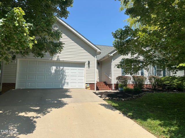 1st photo of 104 Wyntuck Lane