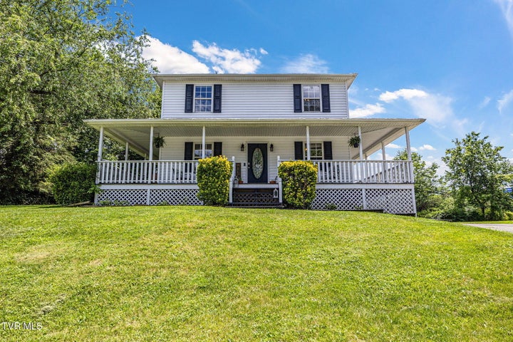1st photo of 208 Hallock Place