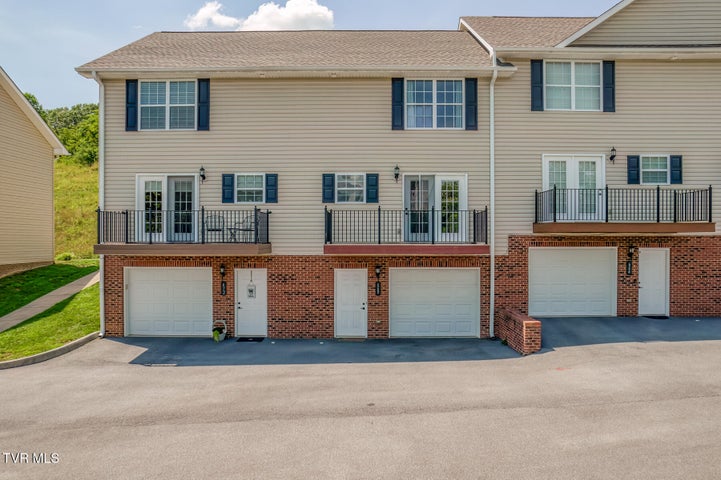 1st photo of 668 Grays Pointe Court