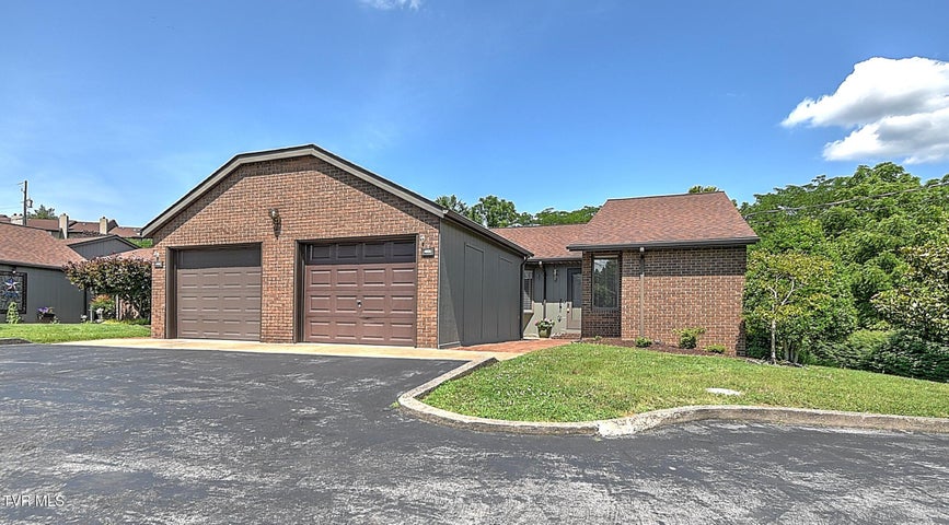 1st photo of 465 Manor Drive