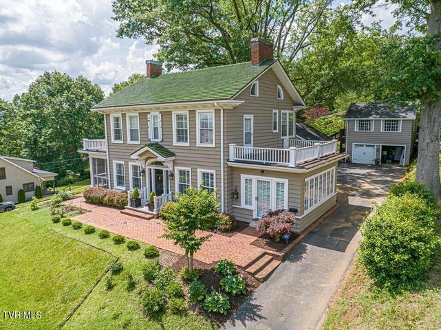1st photo of 531 Lawrence Avenue