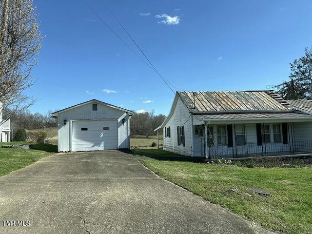 1st photo of 145 Country Lane