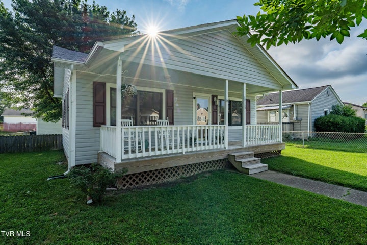 1st photo of 1524 Redwood Drive
