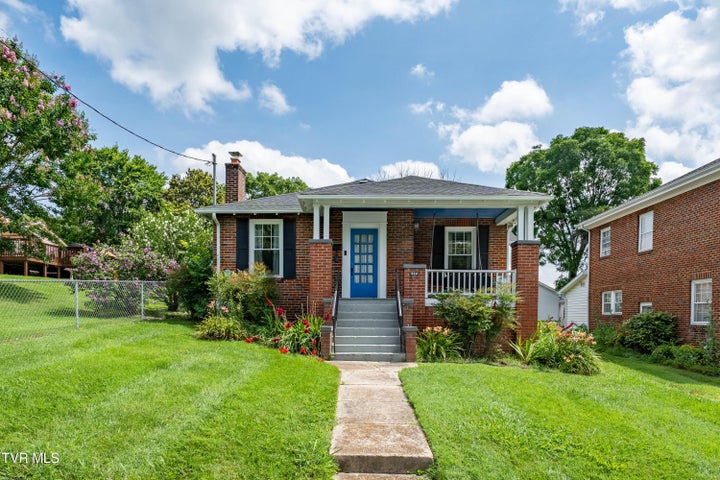 1st photo of 922 Hillcrest Drive