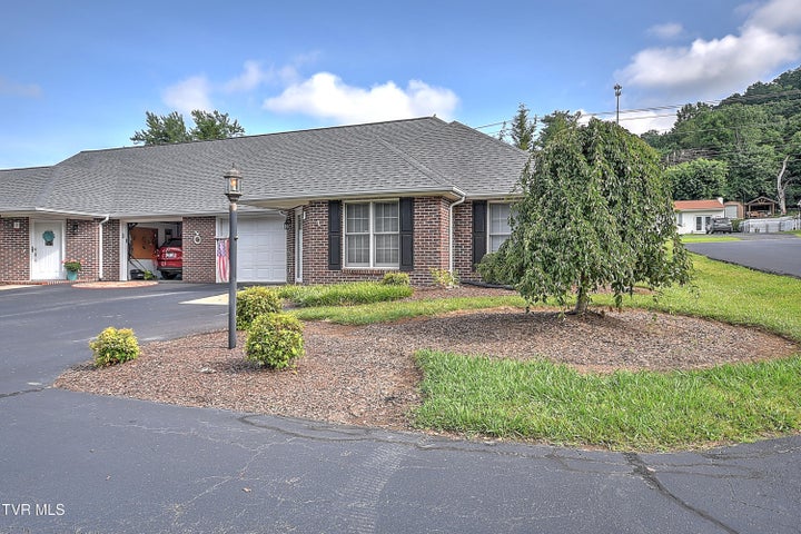 1st photo of 2425 Lakeview Drive