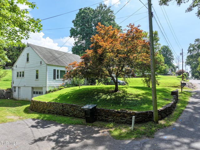 1st photo of 1260 Robinhood Road