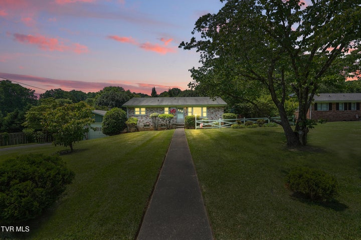 1st photo of 6 Machamer Court