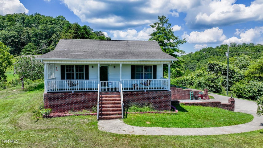 1st photo of 124 Maple Crest Circle