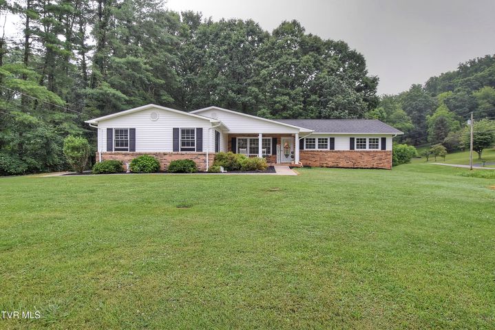 1st photo of 195 Fitzsimmons Hill Road