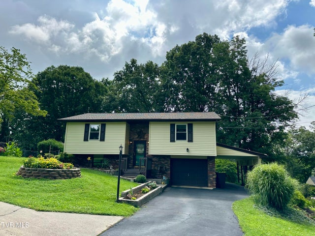 1st photo of 233 Lakeview Circle