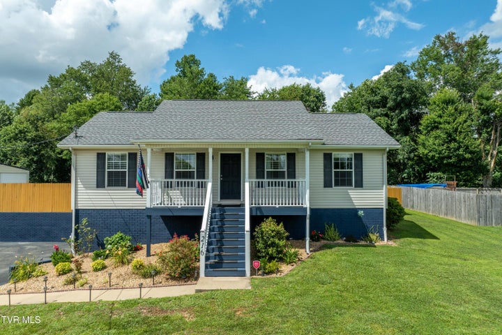 1st photo of 216 Mockingbird Place
