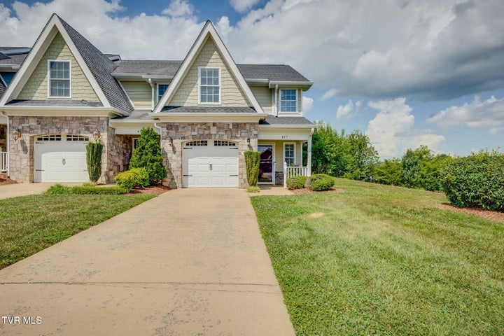 1st photo of 417 Piper Glen