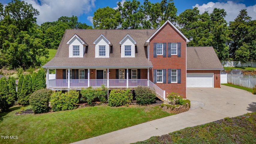 1st photo of 702 Glen Oaks Place