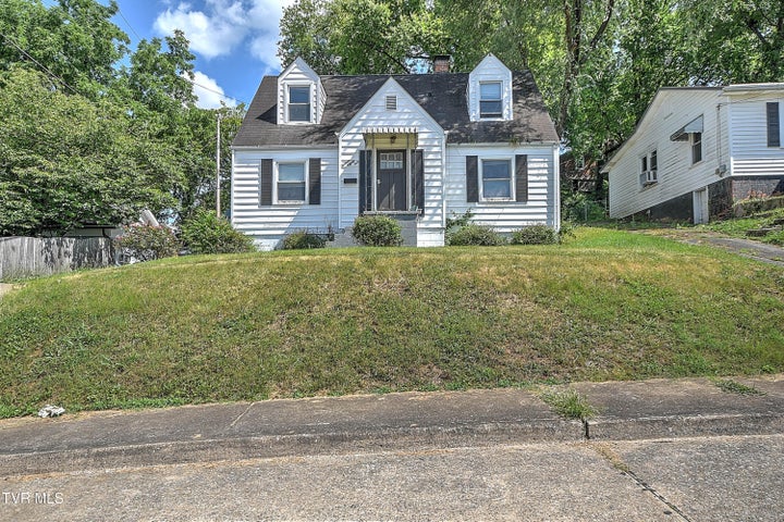 1st photo of 1383 Farragut Avenue