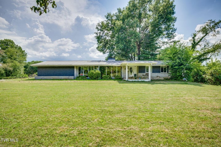 1st photo of 225 Dogwood Lane
