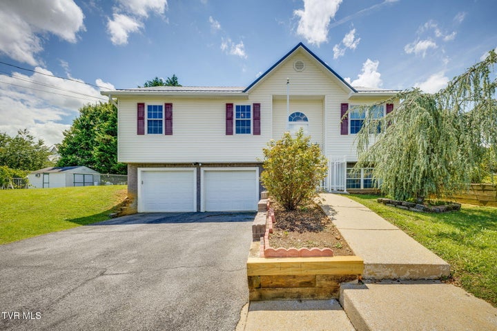 1st photo of 206 Persimmon Lane