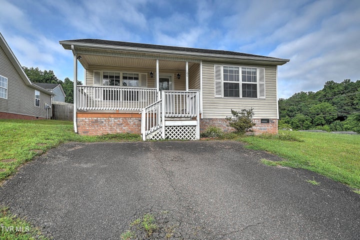 1st photo of 104 Saint James Place