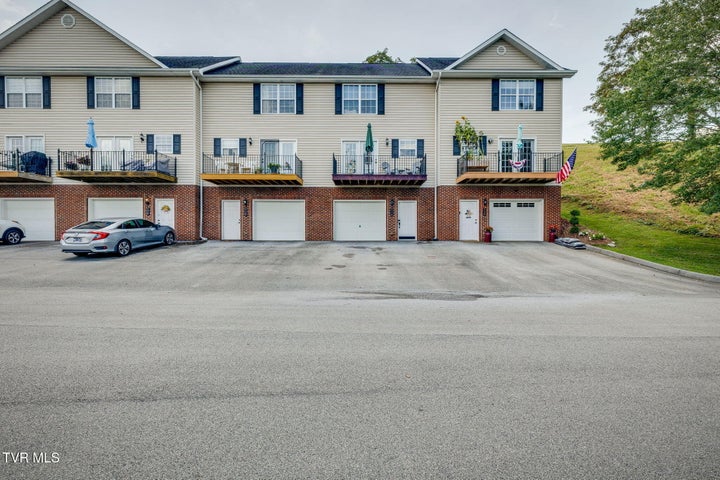 1st photo of 516 Grays Pointe Court