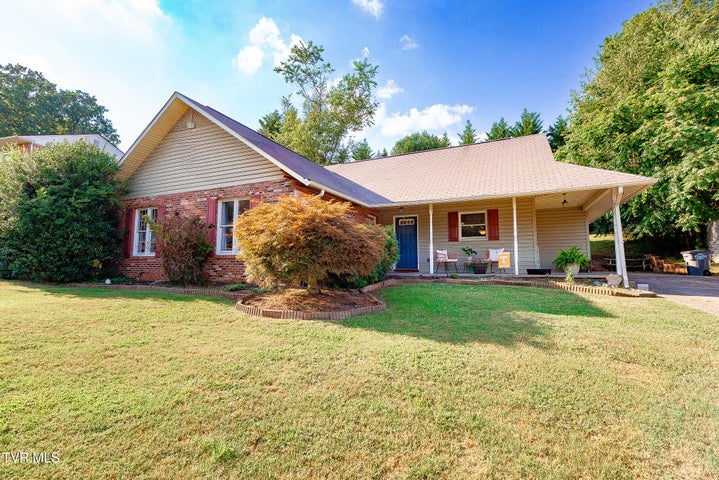 1st photo of 904 Broadwood Drive