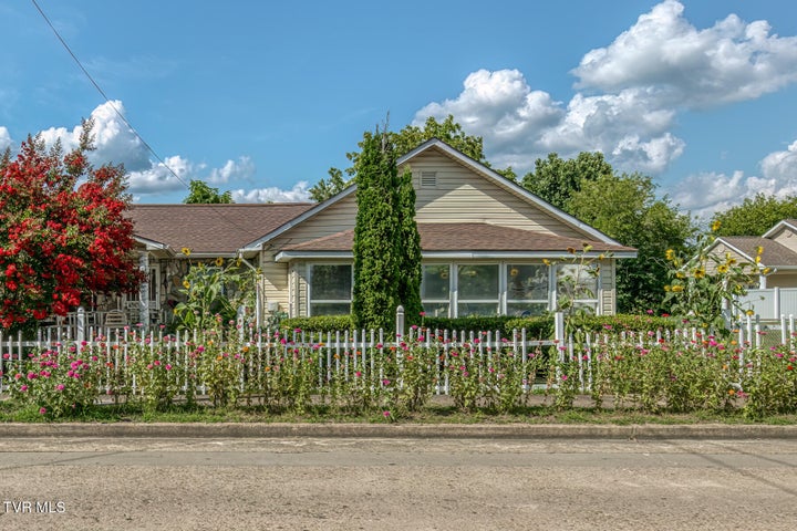 1st photo of 1026 Robertson Street