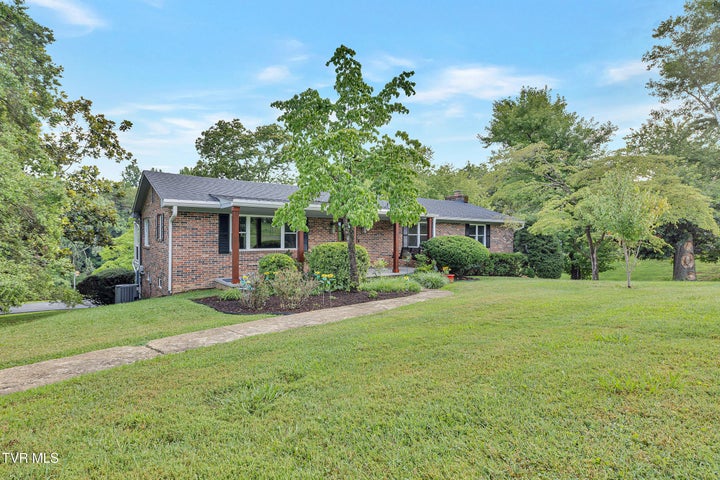 1st photo of 902 Ringdove Lane