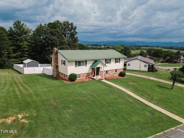 1st photo of 450 Sioux Trail