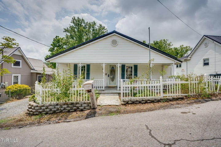 1st photo of 950 Barker Street