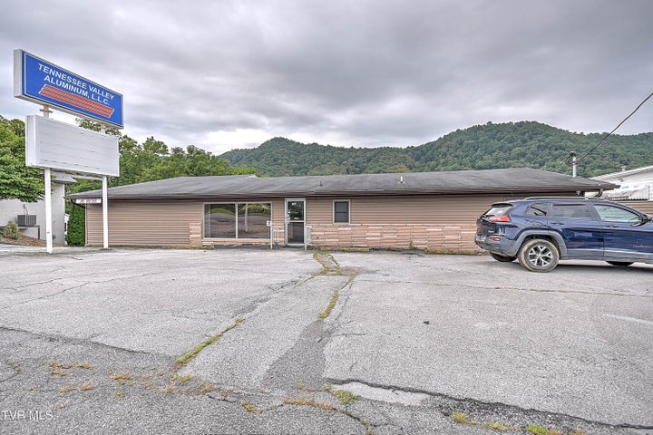 1st photo of 2321 Volunteer Parkway