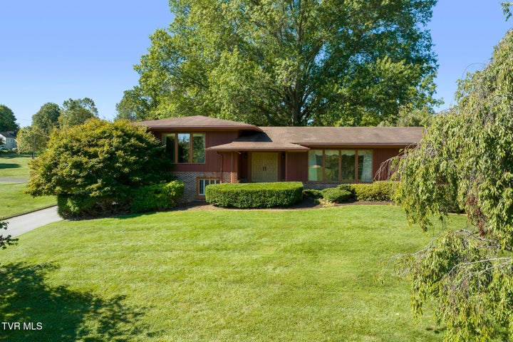 1st photo of 909 Millercrest Drive