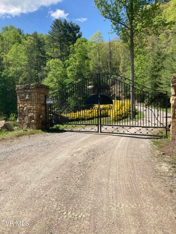 1st photo of 1008 Locust Lane