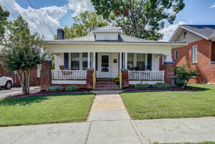 1st photo of 919 Hillcrest Drive
