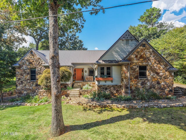 1st photo of 40 Oakmont Lane