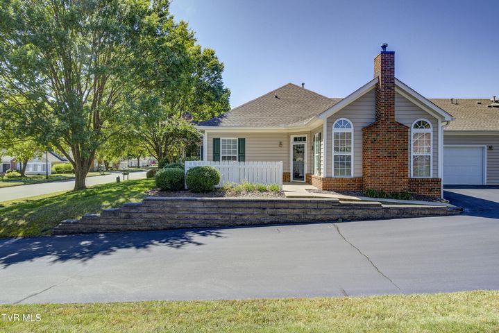 1st photo of 231 Avonlea Place