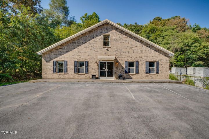 1st photo of 362 Colonial Road