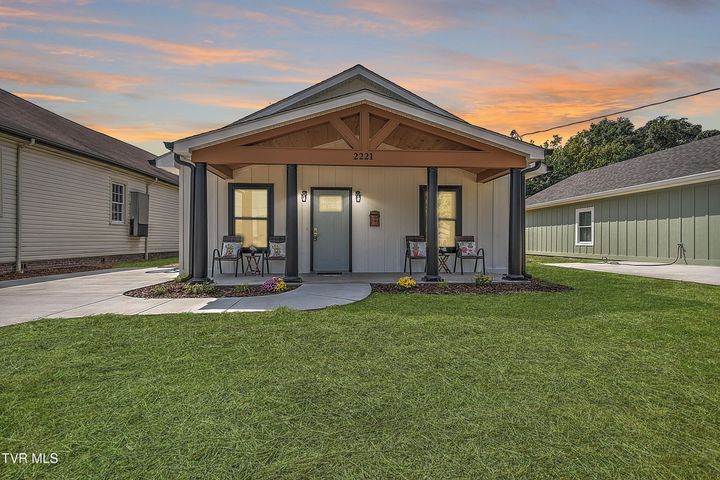 1st photo of 2221 Ashwood Avenue