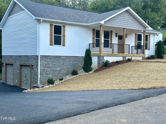 1st photo of 905 Fairlane Drive