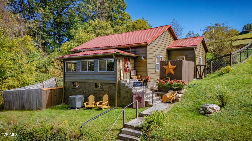 1st photo of 208 Collins Road