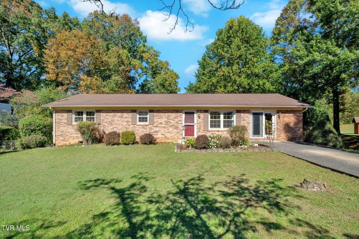 1st photo of 306 Oak Glen Circle