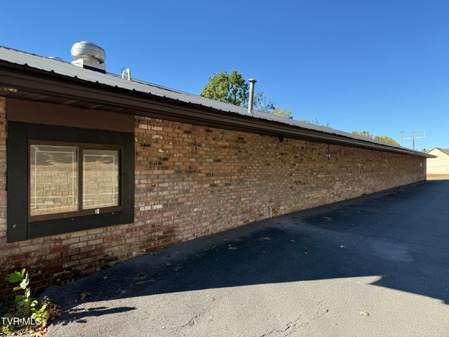 1st photo of 1801 Lakeview Dr Drive