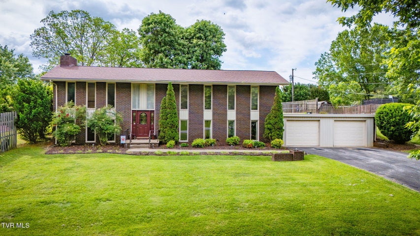 1st photo of 206 Windmere Place