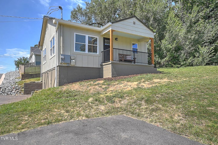 1st photo of 1132 1/2 Virginia Avenue