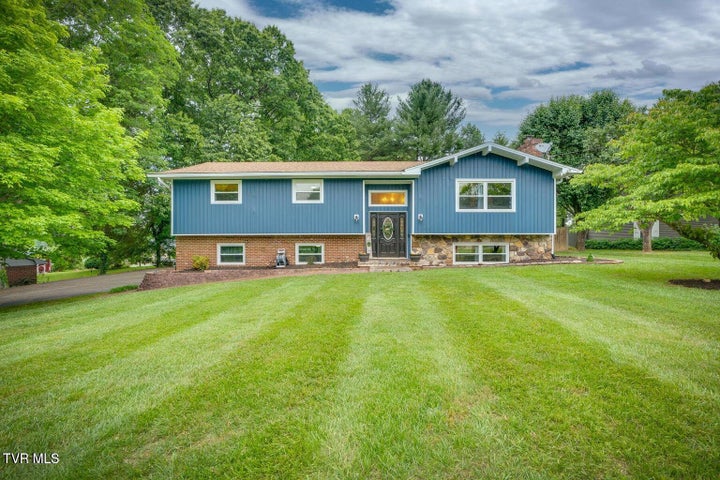 1st photo of 417 Oakmont Drive